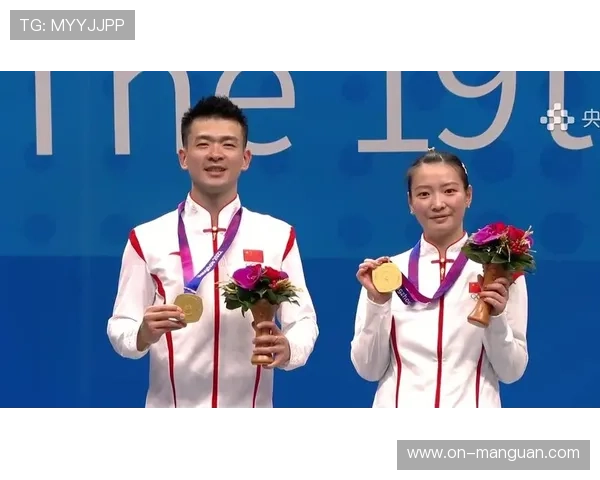 全运会领奖台：郑思维黄雅琼首尝金牌，相视而笑