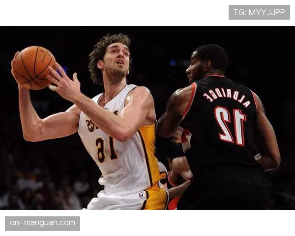 弱侧防守崩溃引发连锁反应，现代进攻体系如何操控低位防守人